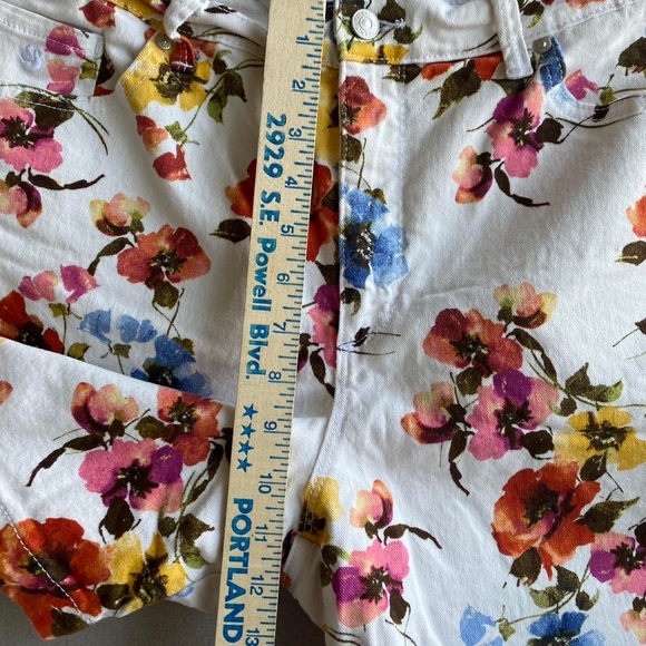 Gloria Vanderbilt Floral Shorts - Picture 4 of 7